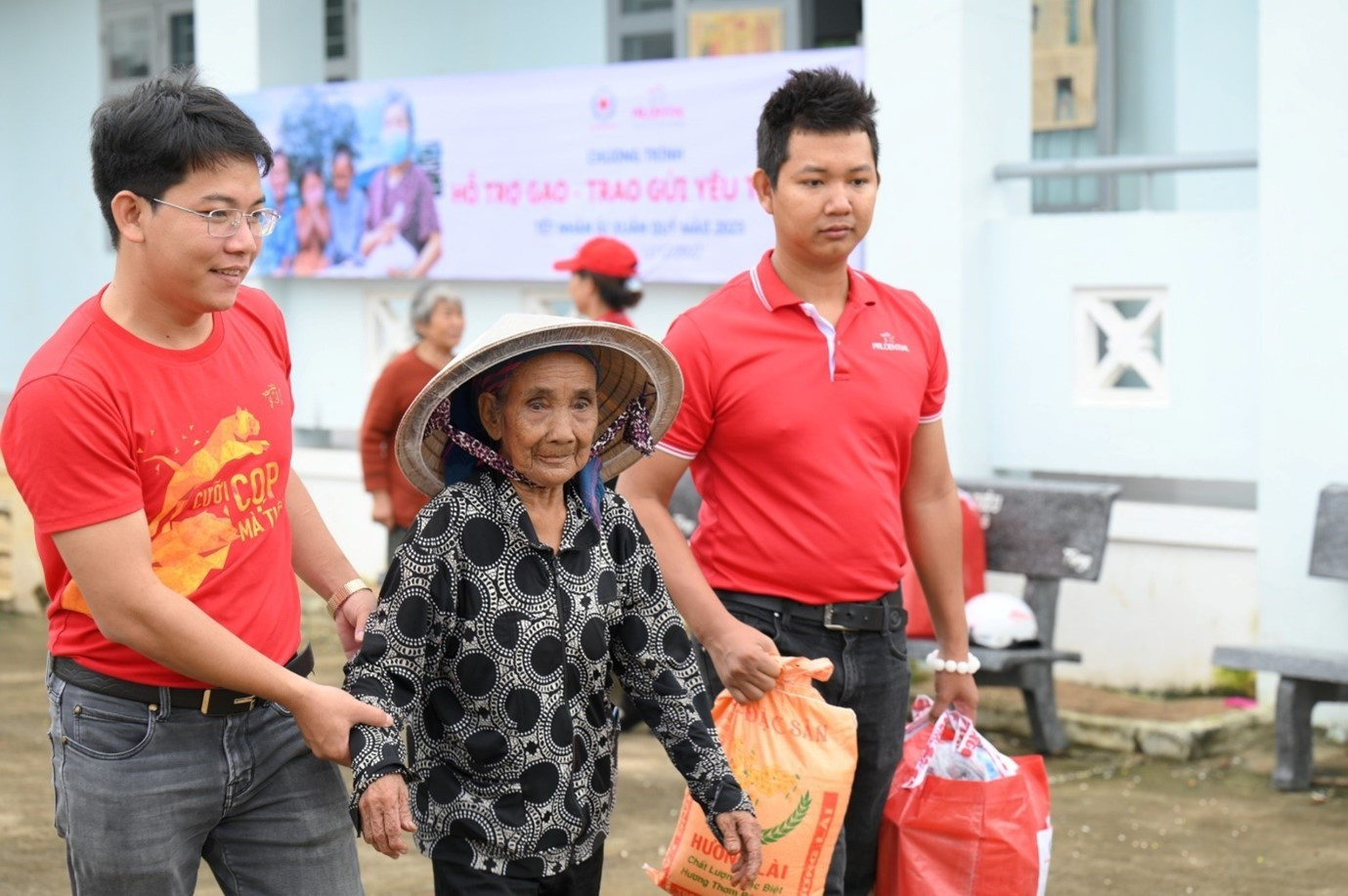 Hai tình nguyện viên Prudential trong một sự kiện “Hỗ trợ gạo - Trao gửi yêu thương”.