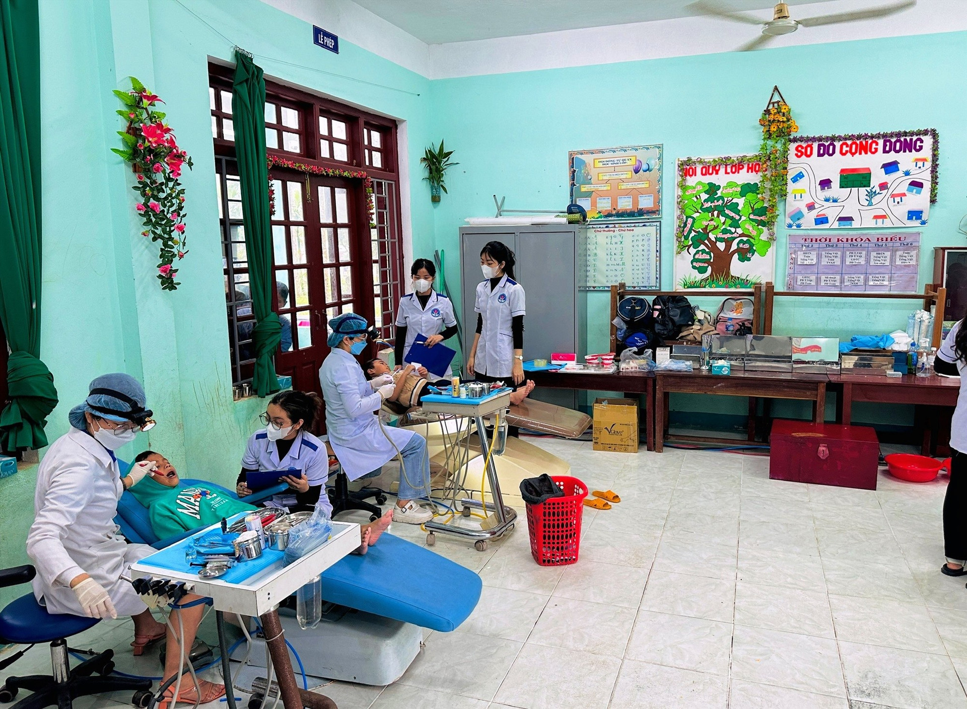 Y bác sĩ trường Đại học Y Dược - Kỹ thuật Đà Nẵng khám chữa răng miễn phí cho các em học.