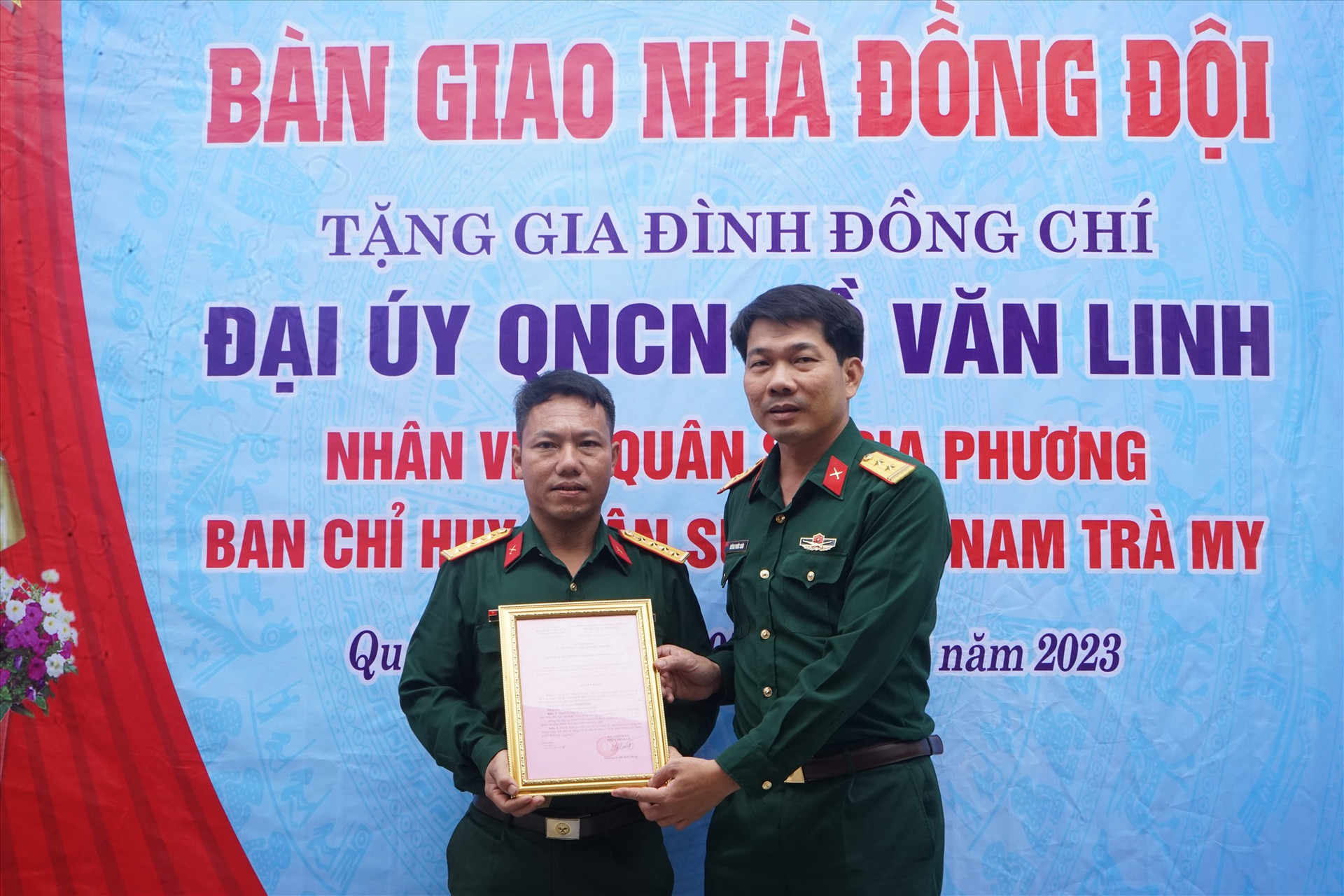 Trao quyết định bàn gia nhà tình nghĩa cho Đại úy quân nhân chuyên nghiệp Hồ Văn Linh (bên trái). Ảnh: PHÚ THIỆN