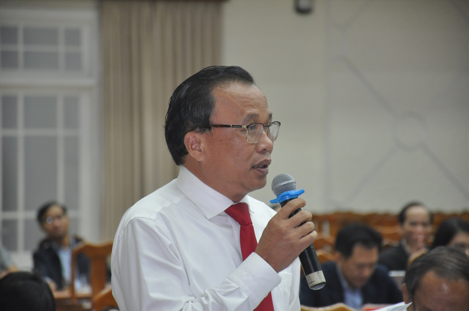 Giám đốc Sở Y tế Mai Văn Mười trả lời chất vấn tại kỳ họp thứ 18 HDDND tỉnh.