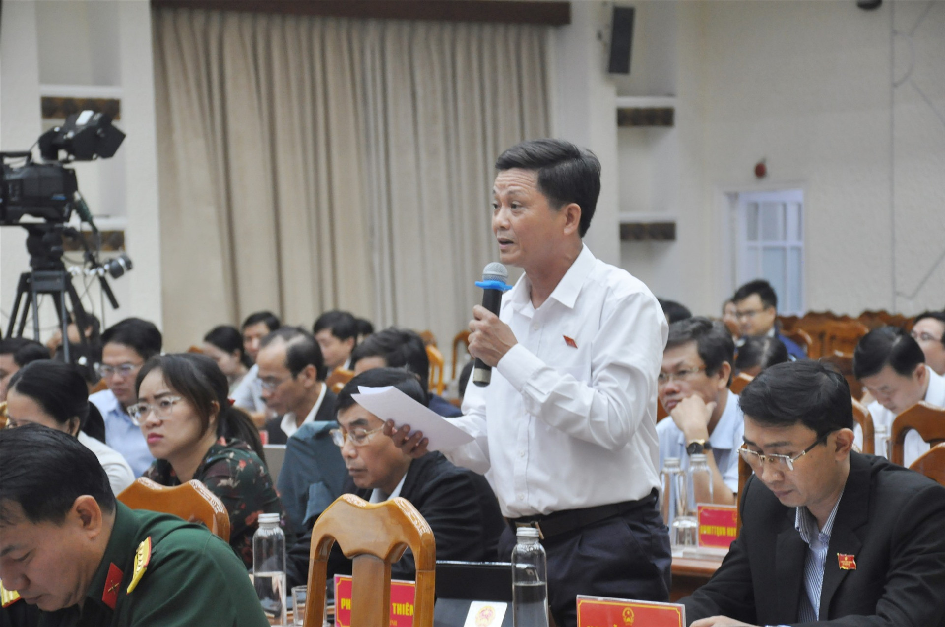Đại biểu Phan Thanh Thiên chất vấn tại kỳ họp. Ảnh: NGUYÊN ĐOAN