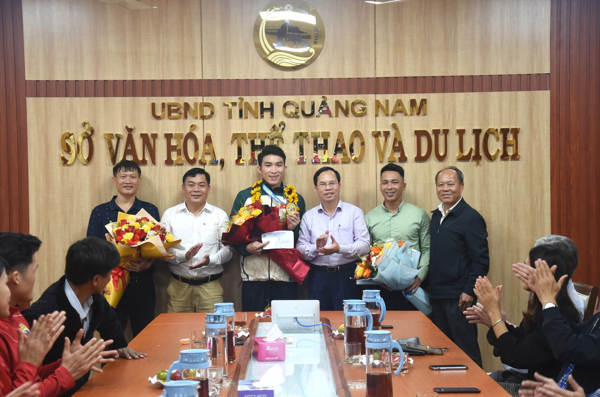 Lãnh đạo Sở VH-TT&DL, Trung tâm Đào tạo thi đấu TD-TT Quảng Nam tặng hoa cho huấn luyện viên và thưởng nóng cho vận động viên Bùi Xuân Nhật. Ảnh: T.V