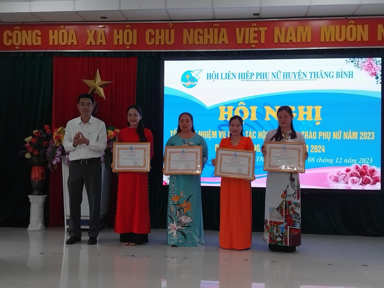 Lãnh đạo huyện Thăng Bình trao bằng khen của Hội LHPN tỉnh Quảng Nam cho các tập thể, cá nhân.