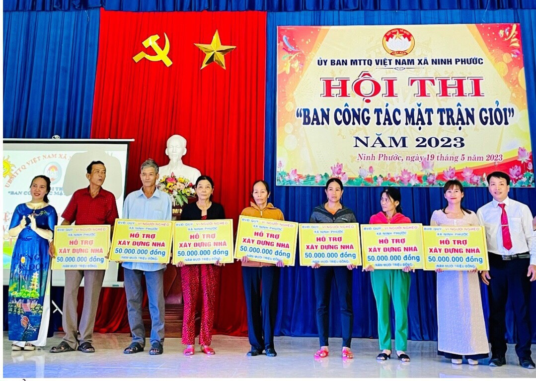Ủy ban MTTQ Việt Nam huyện trao hỗ trợ xóa nhà tạm tại xã Ninh Phước. Ảnh: T.P