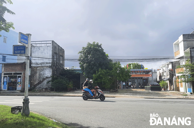 Đường Nguyễn Huy Chương từ hướng biển đến giao đường Trần Duy Chiến thì bị ngắt quãng. Ảnh: TRỌNG HUY