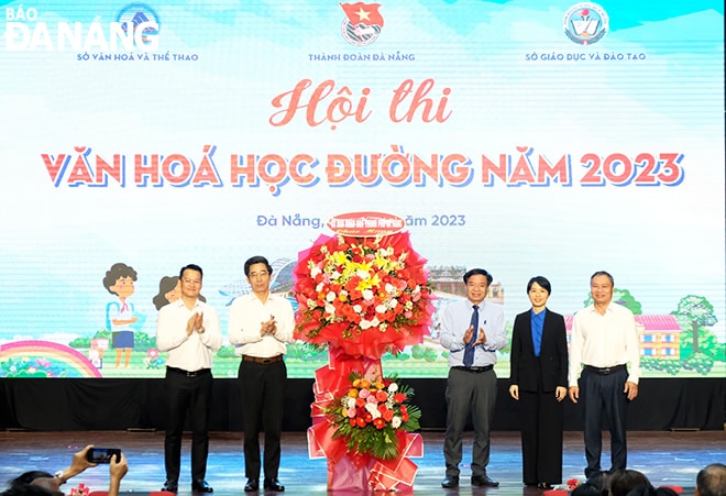 Phó Chủ tịch UBND thành phố Trần Chí Cường tặng hoa chúc mừng hội thi văn hóa học đường năm 2023. Ảnh: X.D