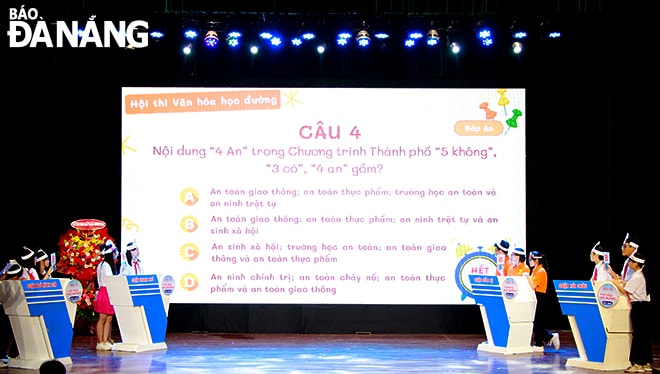 Các đội tranh tài tại phần thi tìm hiểu kiến thức. Ảnh: X.D