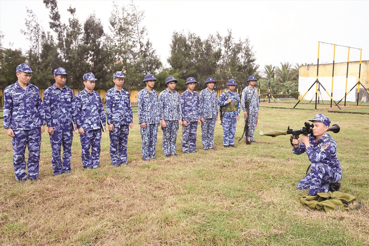 Cán bộ, chiến sĩ cảnh sát biển tham gia huấn luyện.