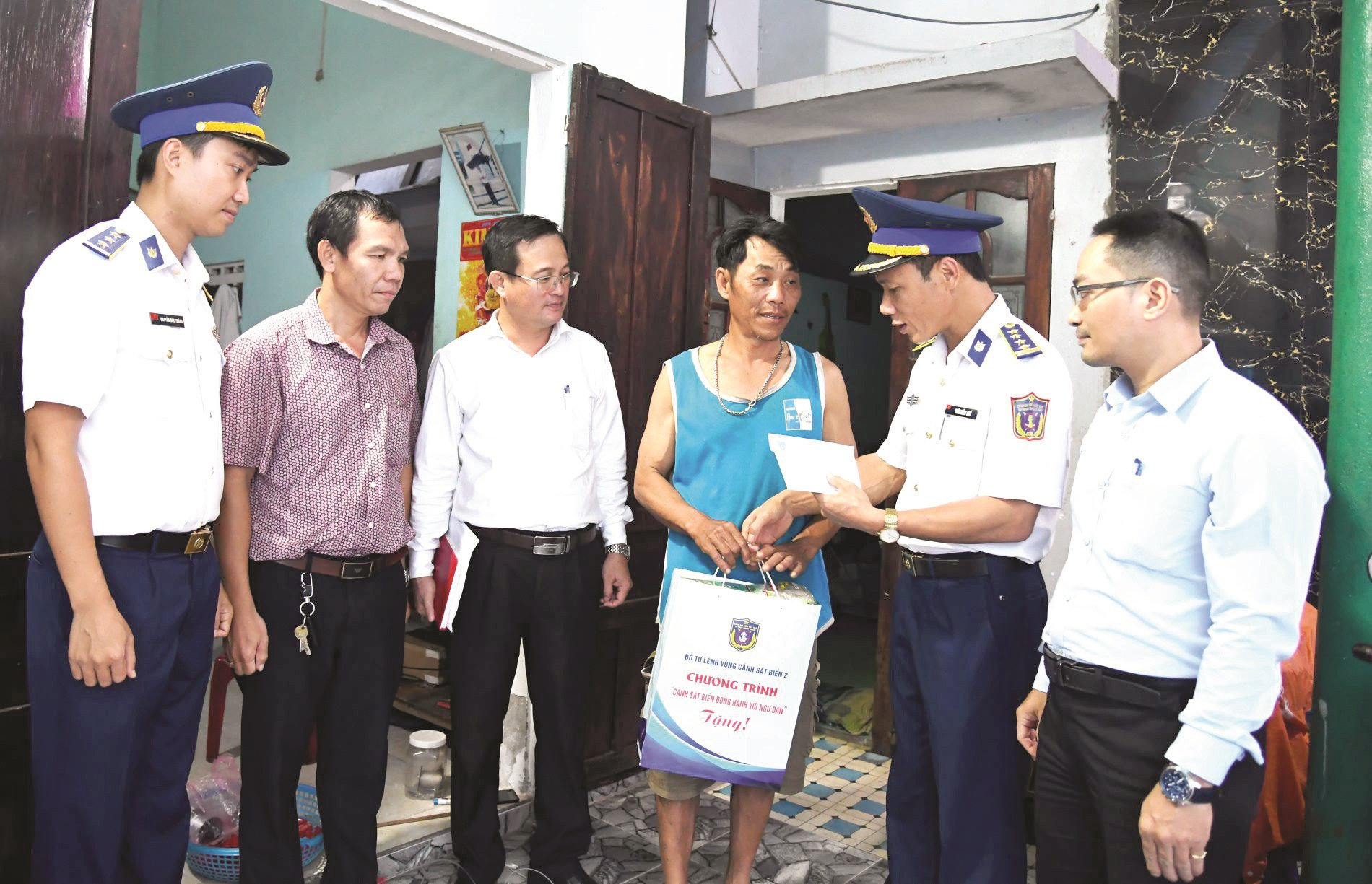 Lãnh đạo Bộ Tư lệnh Vùng Cảnh sát biển 2 thăm và hỗ trợ gia đình ngư dân có hoàn cảnh khó khăn.