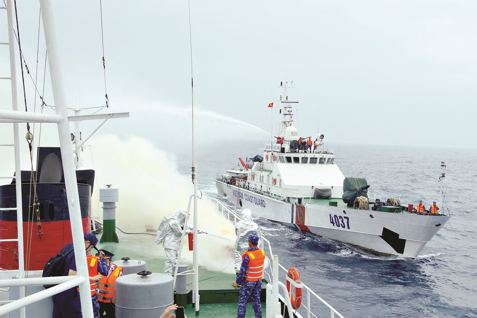 Bộ Tư lệnh Vùng Cảnh sát biển 2 phối hợp luyện tập tìm kiếm cứu nạn và phòng chống cháy nổ với tàu SETTSU của lực lượng Bảo vệ bờ biển Nhật Bản.