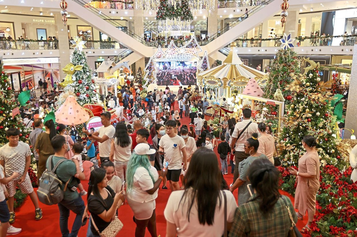 Trung tâm mua sắm tại thủ đô Kuala Lumpur (Malaysia) nhộn nhịp vào những ngày cuối năm. Ảnh: The Star