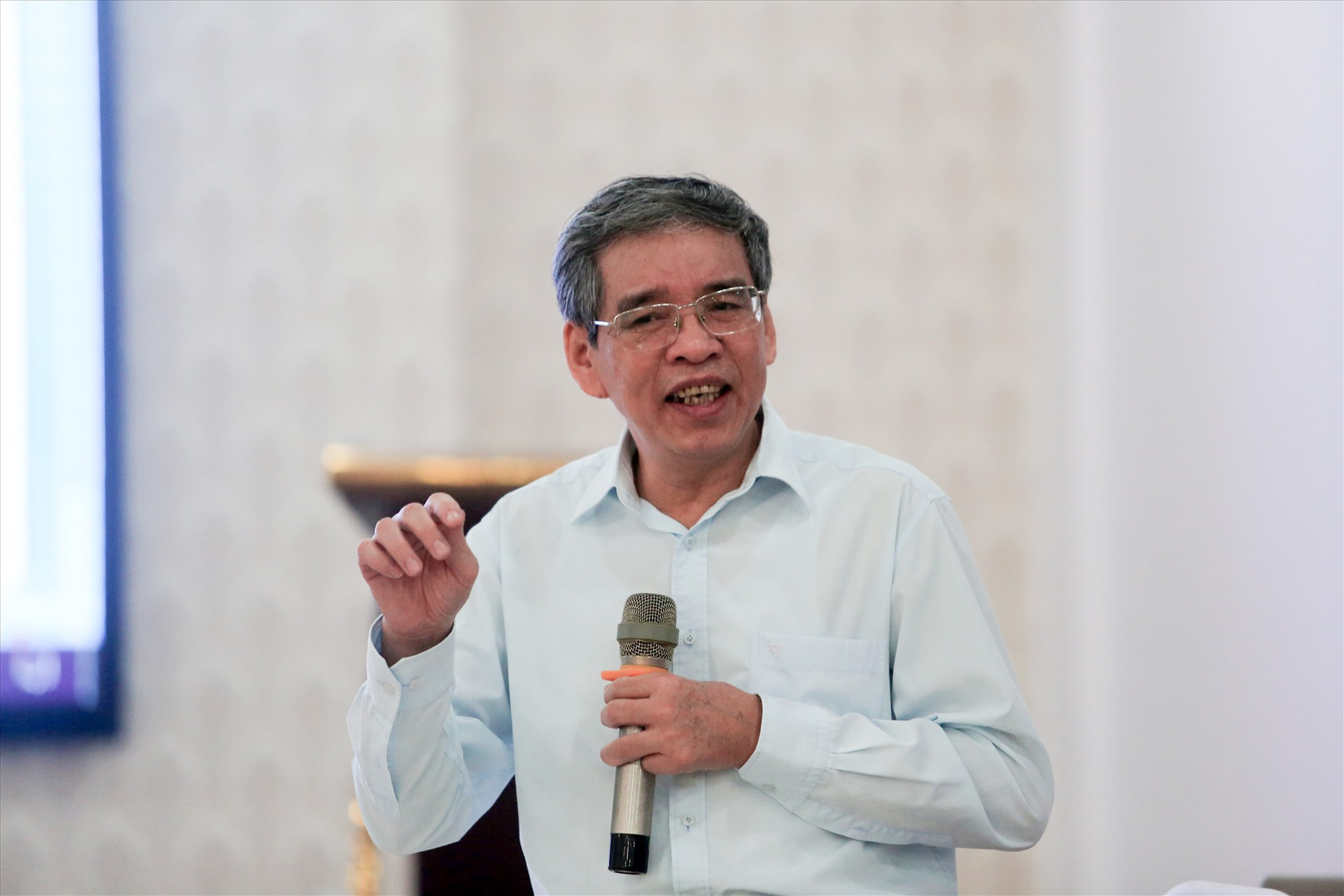 nhà báo Bắc Văn - Nguyên Vụ trưởng, Trưởng Ban Xây dựng Đảng Báo Nhân dân truyền đạt những kiến thức, kinh nghiệm sáng tạo báo chí viết về lĩnh vực Xây dựng Đảng