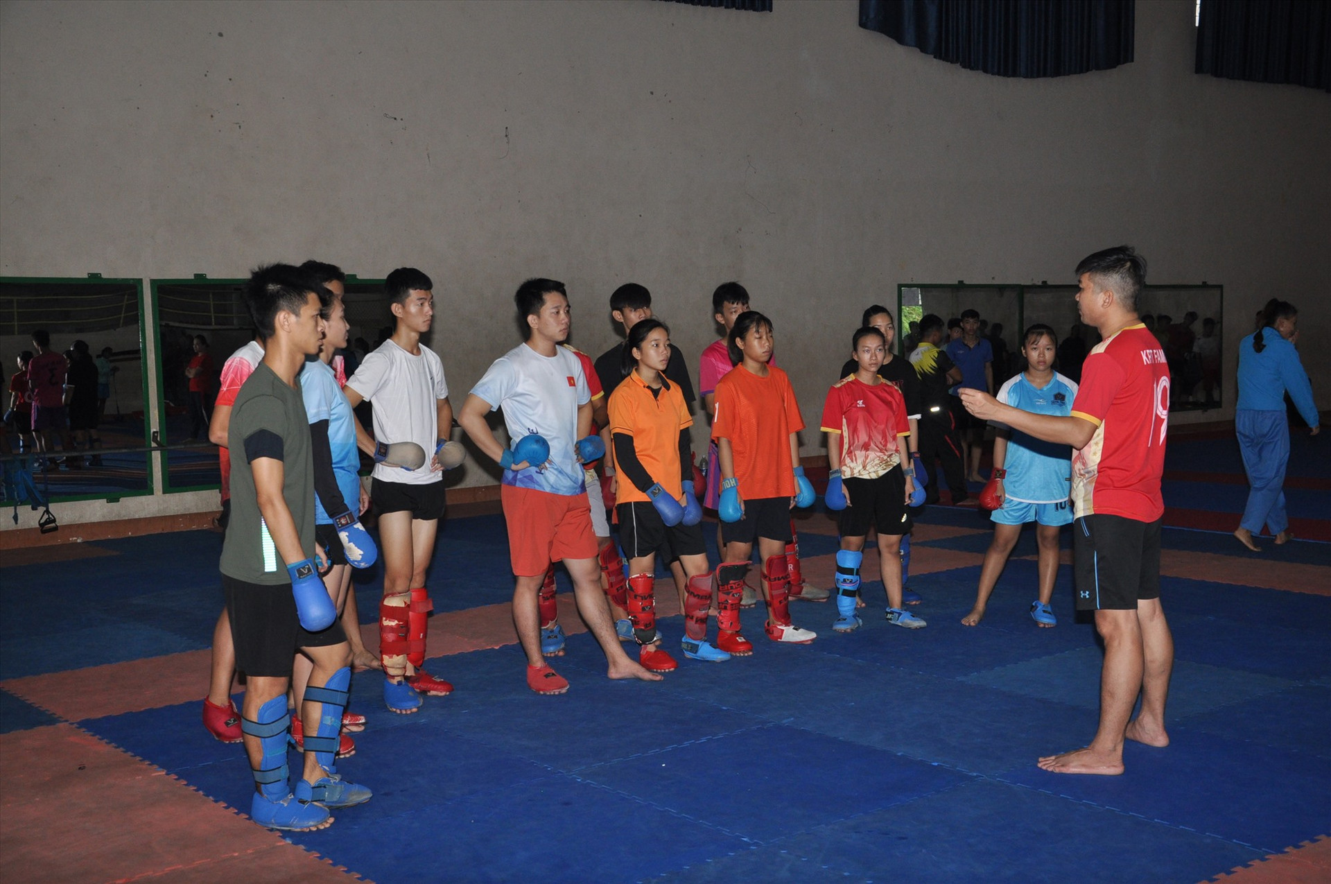 HLV Huỳnh Thanh Chinh hướng dẫn vận động viên tập luyện. Ảnh: T.V