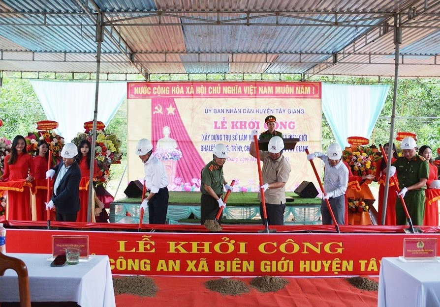 Các đại biểu thực hiện nghi thức khởi công xây dựng trụ sở Công an 5 xã biên giới Tây Giang