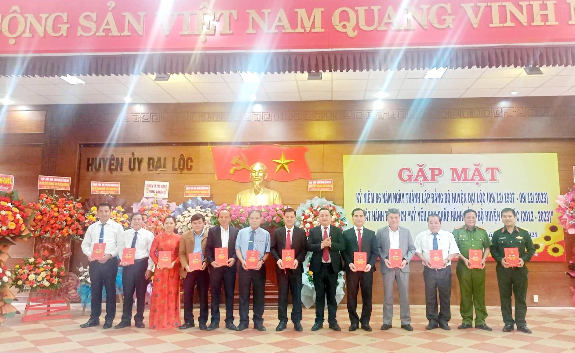 Trao tặng “Kỷ yếu Ban chấp hành Đảng bộ huyện Đại Lộc 2012-2023“. Ảnh: N.D