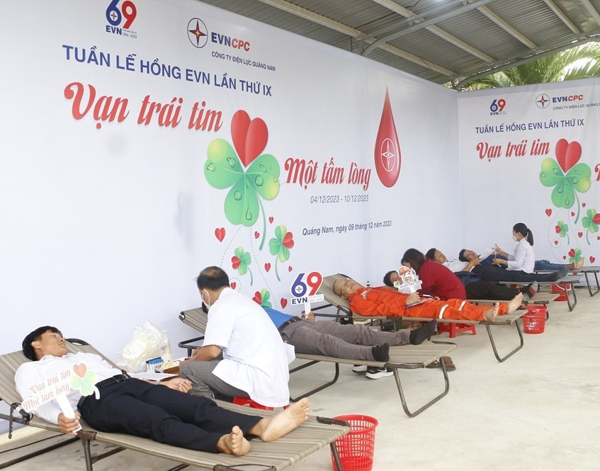 Lãnh đạo và người lao động PC Quảng Nam tham gia hiến máu tình nguyện tại chương trình Tuần lễ hồng EVN lần thứ IX năm 2023.