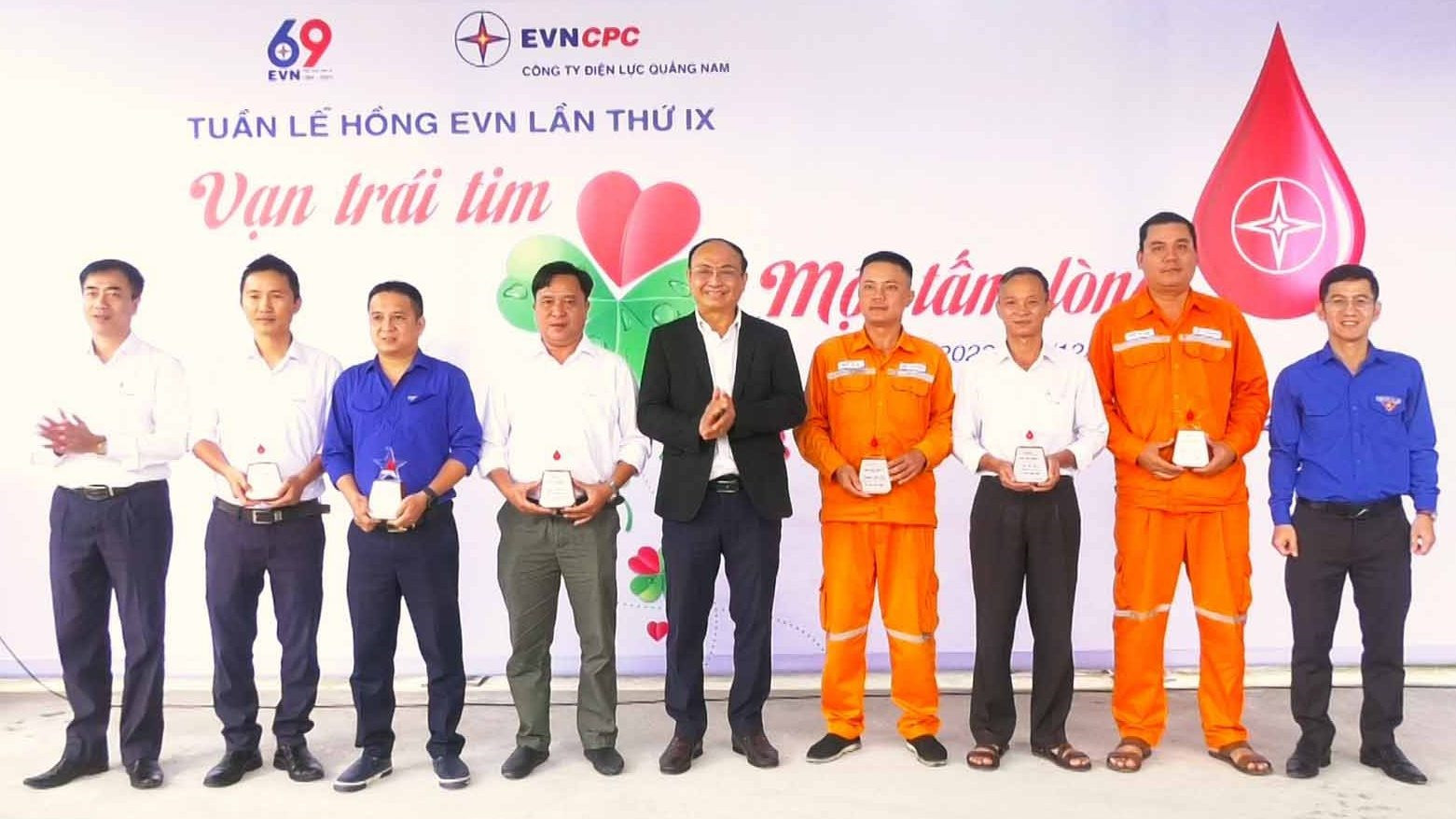 Dịp này, 7 cán bộ, công nhân viên PC Quảng Nam hiến máu 10 lần trở lên được công ty tặng biểu trưng “Ngôi sao nhân ái”.