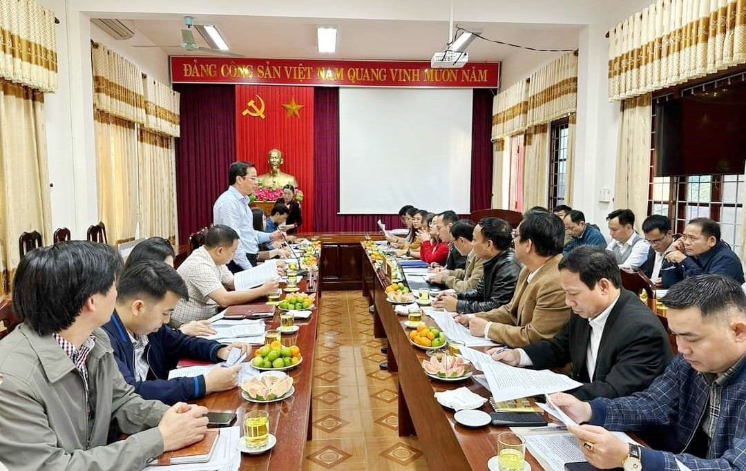 Đoàn công tác huyện Phước Sơn trao đổi, học tập kinh nghiệm với chính quyền huyện Minh Hóa. Ảnh: Q.K