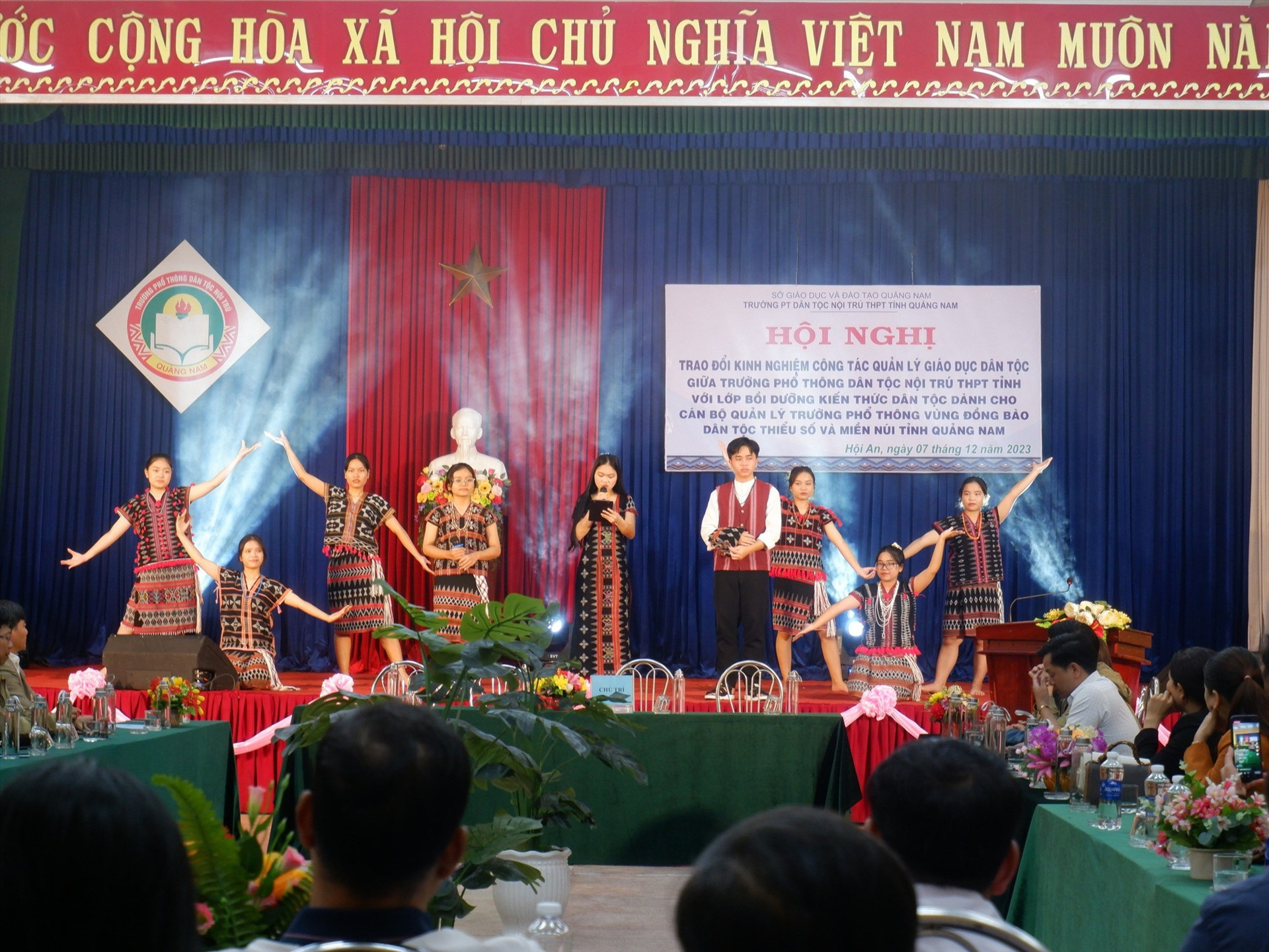 Giao lưu trao đổi kinh nghiệm với Trường PTDTNT THPT tỉnh Quảng Nam. Ảnh: Đ.Đ