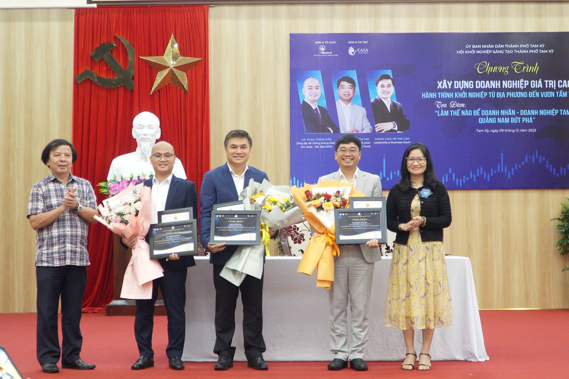 Coach LEO Võ Thái Lâm và anh Phạm Trọng Điều sẽ đồng hành cùng doanh nghiệp khởi nghiệp Quảng Nam trong 2 chương trình đào tạo vào năm 2024. Ảnh: VINH HIỀN
