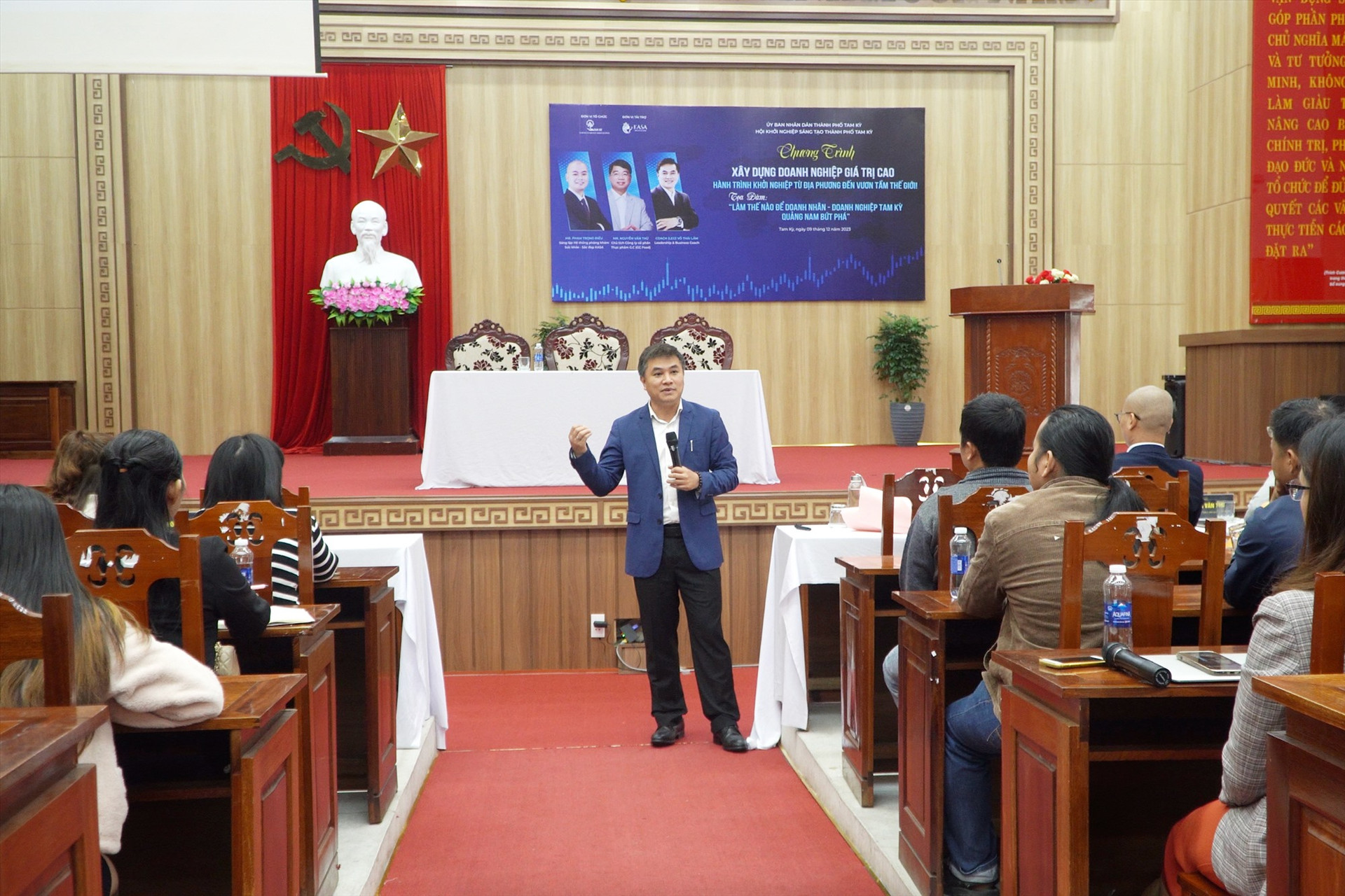 Ông LEO Võ Thái Lâm chia sẻ về những xu hướng, cơ hội cho năm 2024 đối với doanh nghiệp Quảng Nam. Ảnh: PHAN VINH