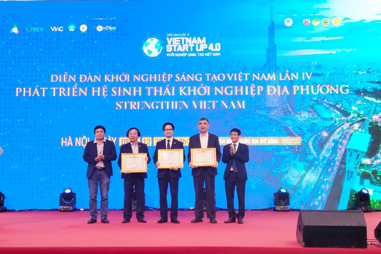 Đại diễn tỉnh Quảng Nam nhận bằng khen của Hiệp hội Khởi nghiệp Quốc gia. Ảnh: P.V