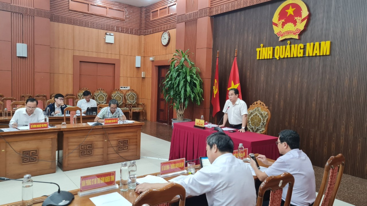 Phó Chủ tịch UBND tỉnh Trần Anh Tuấn báo cáo tình hình thực hiện tại Quảng Nam. Ảnh: D.L