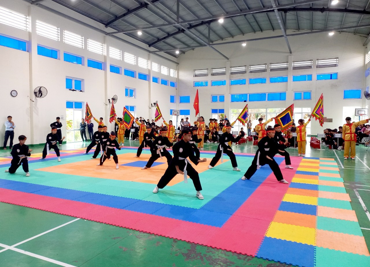 Học sinh Trường THCS Quế Thuận dự thi môn võ cổ truyền. Ảnh: DUY THÁI