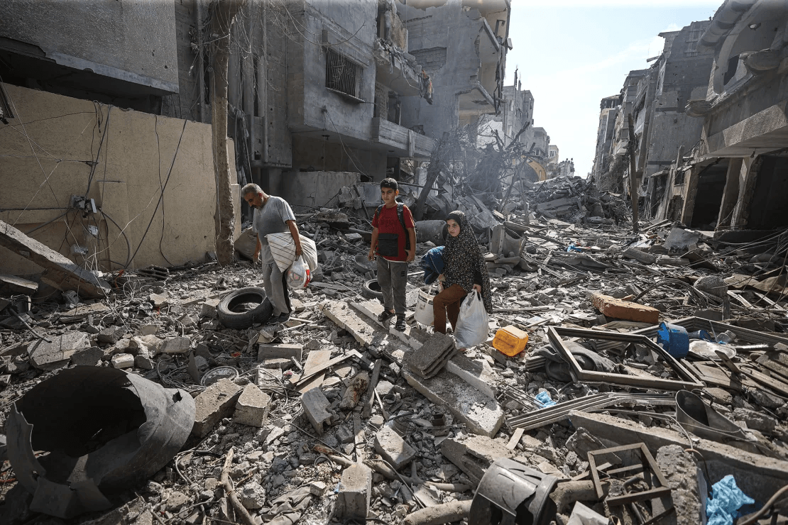 Người Palestine tìm kiếm đồ đạc trong đống đổ nát ở thành phố Gaza sau cuộc không kích của quân đội Israel vào ngày 11-12. Ảnh: Anadolu