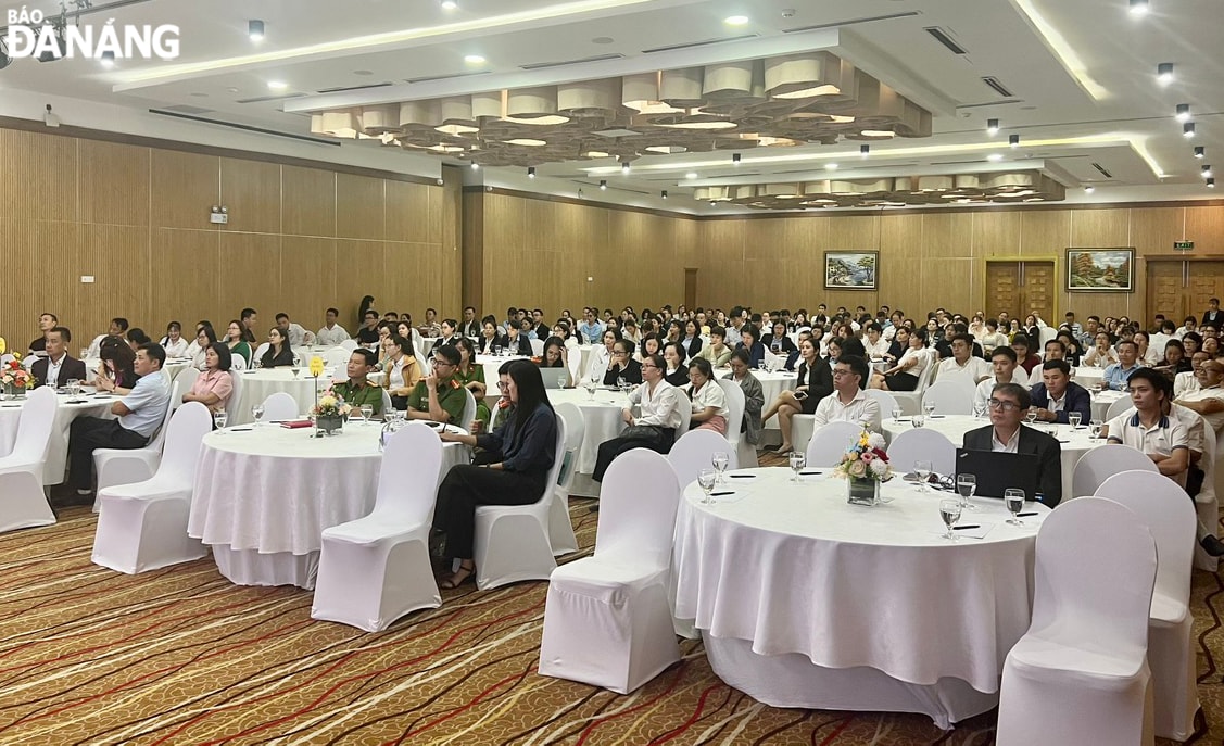 Rất đông chủ cơ sở lưu trú, quản lý, trưởng các bộ phận đến từ các cơ sở lưu trú và cơ sở dịch vụ du lịch trên địa bàn thành phố. Ảnh: THU HÀ