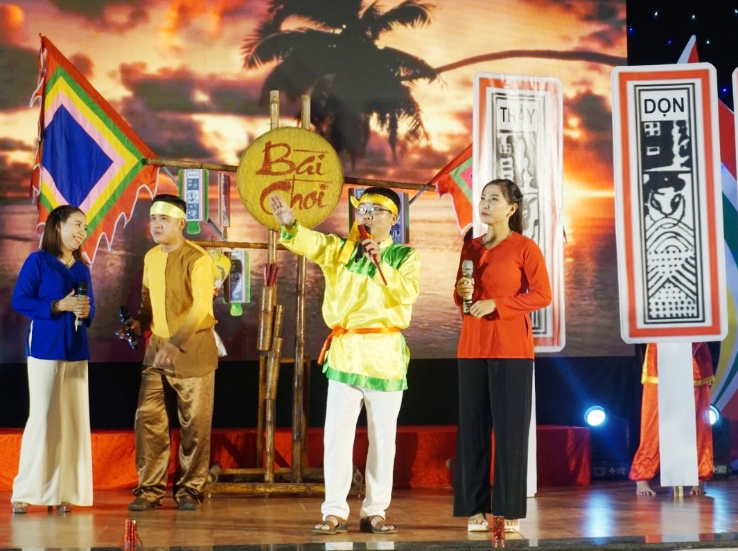 Dân ca bài chòi được biểu diễn tại liên hoan nghệ thuật quần chúng huyện Núi Thành năm 2023. Ảnh: VIỆT QUANG