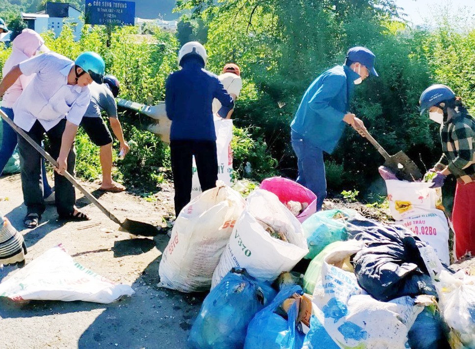 Ban nhân dân cùng nhân dân thôn 3, xã Trà Giang dọn dẹp bãi rác tự phát để biến thành điểm quảng bá du lịch huyện. Ảnh: V.B