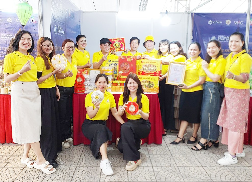 Gian hàng trưng bày, triển lãm khởi nghiệp thương mại Quảng Nam trong khuôn khổ VietNam Startup 4.0 lần thứ tư - 2023 tại Hà Nội. Ảnh: K.N