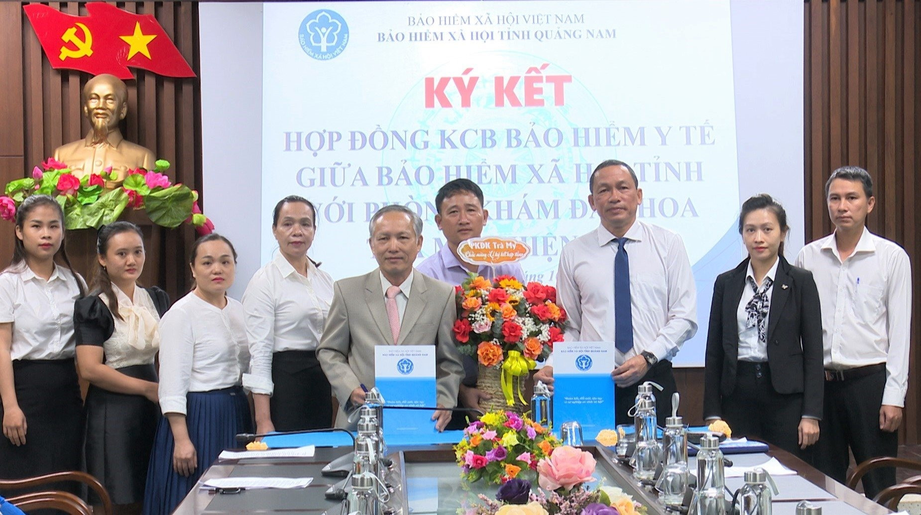 Ngày 30/10/2023, BHXH tỉnh Quảng Nam ký hợp đồng khám chữa bệnh BHYT với Phòng khám Đa khoa Trà My. Ảnh: LAN NHI