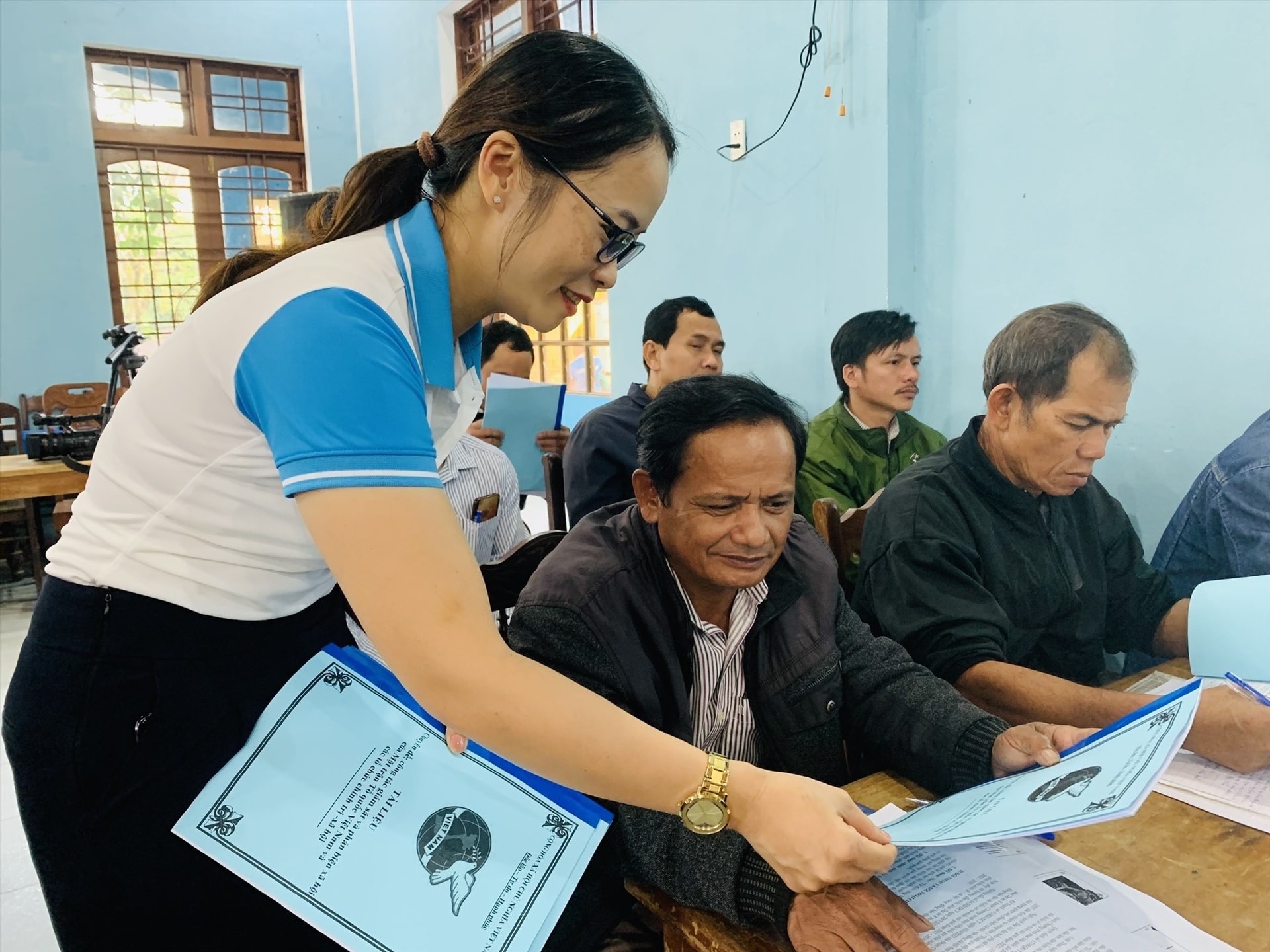 Cán bộ, người có uy tín huyện Bắc Trà My được cung cấp tài liệu liên quan về bình đẳng giới. ẢNH TÚ VÂN
