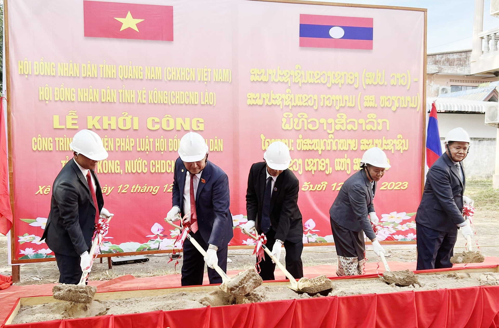 Các đại biểu HĐND tỉnh Quảng Nam và Sê Kông thực hiện nghi thức khởi công xây dựng thư viện HĐND tỉnh Sê Kông. Ảnh: N.Đ