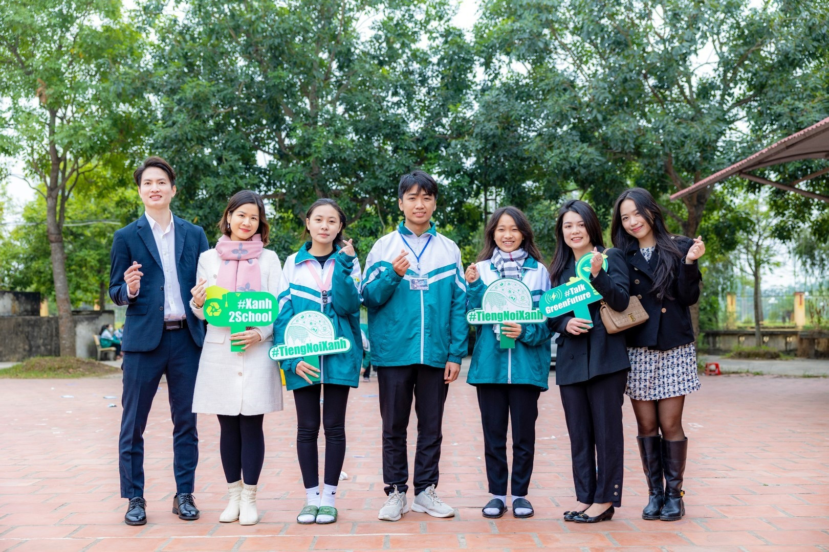 Tiến sĩ Lê Thái Hà chụp ảnh cùng các bạn học sinh trường THPT Ân Thi, Hưng Yên