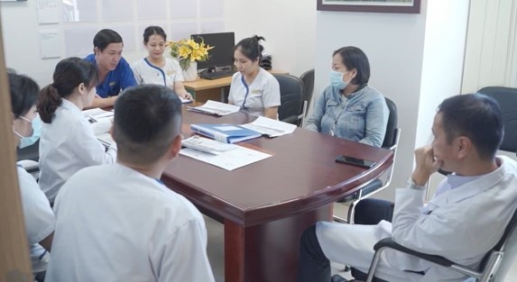 Gia đình bệnh nhân cùng đội ngũ y bác sĩ đến từ đa chuyên khoa Vinmec Đà Nẵng trong buổi hội chẩn can thiệp và điều trị cho bệnh nhân H.T.H