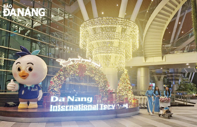 Nhiều điểm trang trí Giáng sinh để phục vụ du khách. TRONG ẢNH: Một góc Sân bay quốc tế Đà Nẵng được trang trí để du khách chụp hình check-in. Ảnh: THU HÀ