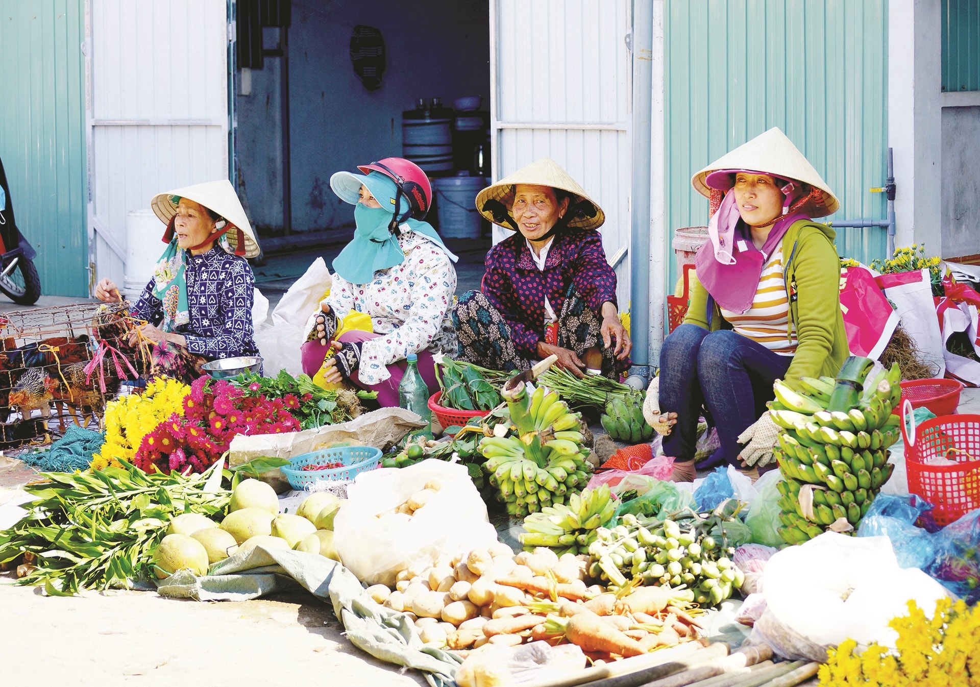 Chợ quê ngày Tết với nhiều mặt hàng nông sản được bày bán. Ảnh: PHƯƠNG THẢO