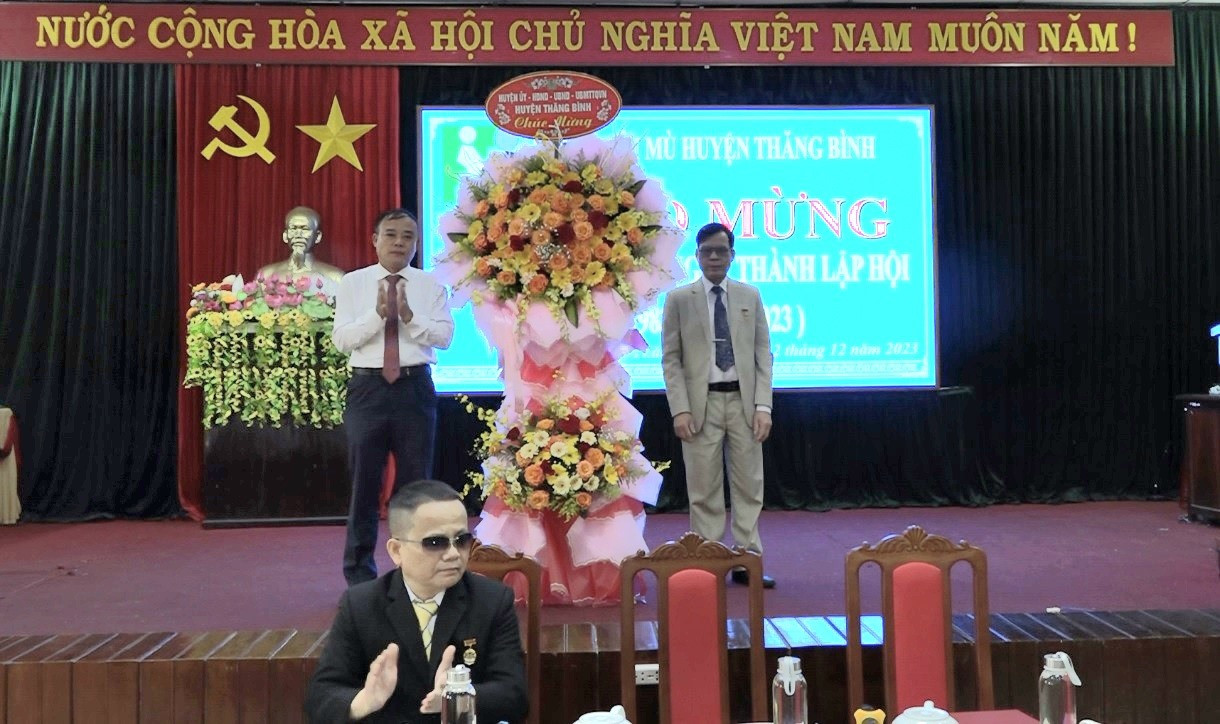 Lãnh đạo huyện Thăng Bình tặng hoa chúc mừng tại Lễ kỷ niệm