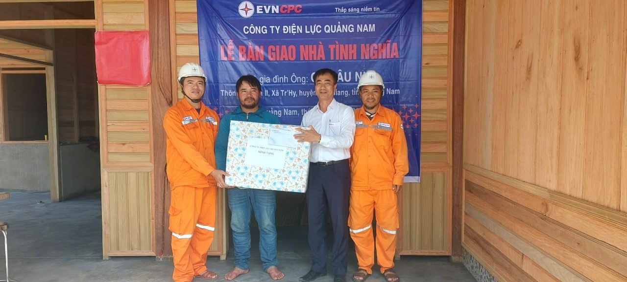 Ông Phan Văn Tuấn – Phó Giám đốc PC Quảng Nam thay mặt CBCNV trao tặng thêm vật dụng cho gia đình.
