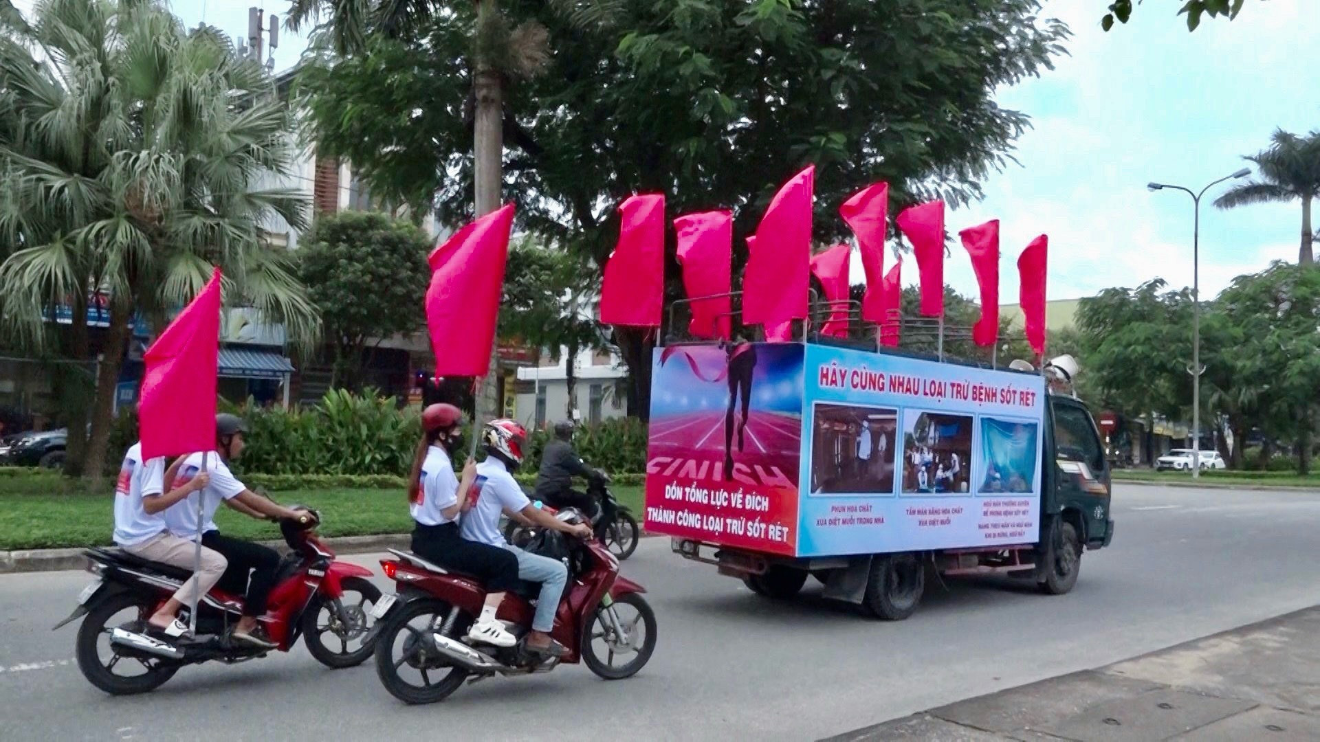 Diễu hành trên các tuyến đường của TP.Tam Kỳ tuyên truyền phòng chống và loại trừ bệnh sốt rét.