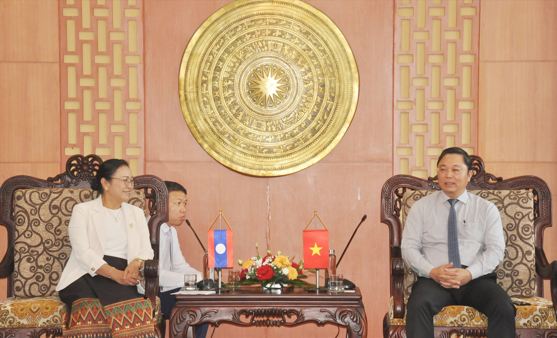 Chủ tịch UBND tỉnh Lê Trí Thanh tiếp xã giao tân đại sứ đặc mệnh toàn quyền Lào tại Việt Nam. Ảnh: N.Đ