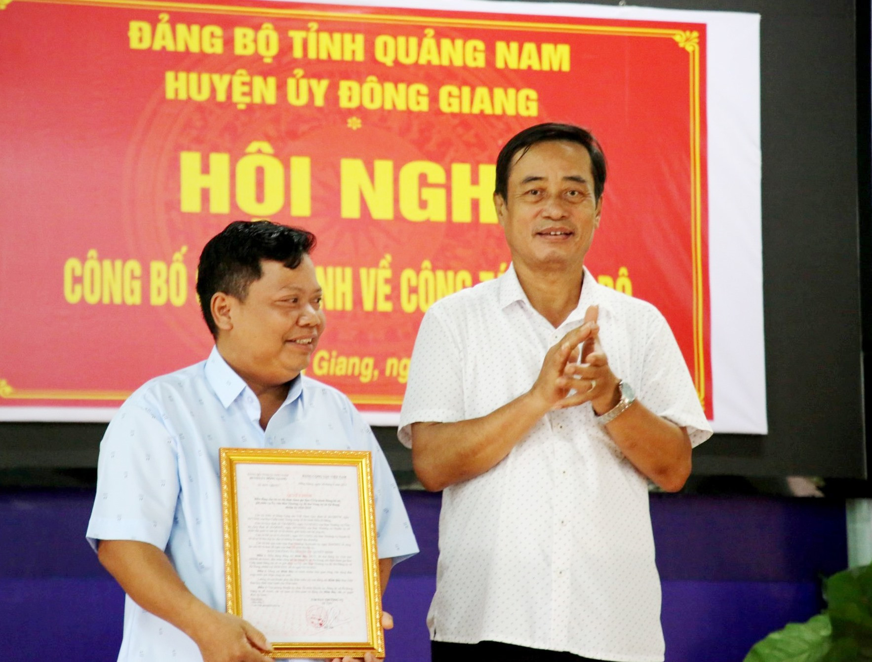Bí thư Huyện ủy Đông Giang - ông Đỗ Tài (bên phải) trao quyết định cho ông Hôih Bảy giữ chức danh Bí thư Đảng ủy xã Zà Hung. Ảnh: C.T