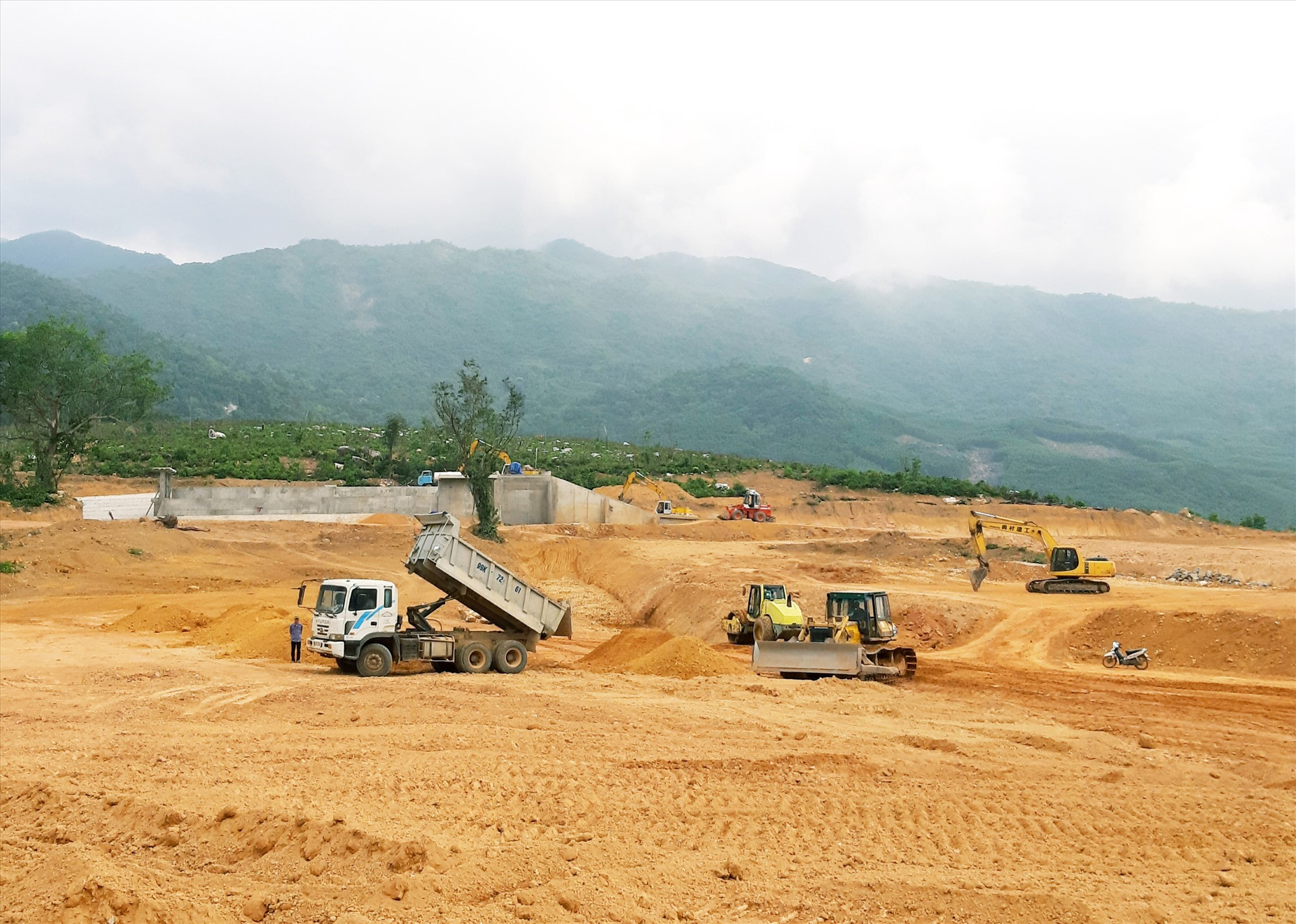 Những năm qua, việc thực hiện kế hoạch sử dụng đất theo danh mục các công trình, dự án đã đăng ký ở huyện Quế Sơn luôn đạt tỷ lệ thấp. Ảnh: N.P