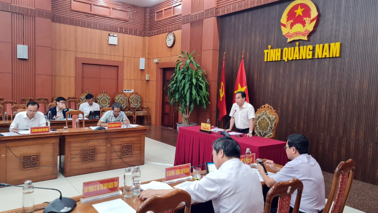 Phó Chủ tịch UBND tỉnh Trần Anh Tuấn nêu những khó khăn cũng như tiến độ giải ngân của Quảng Nam tại cuộc họp. Ảnh: D.L