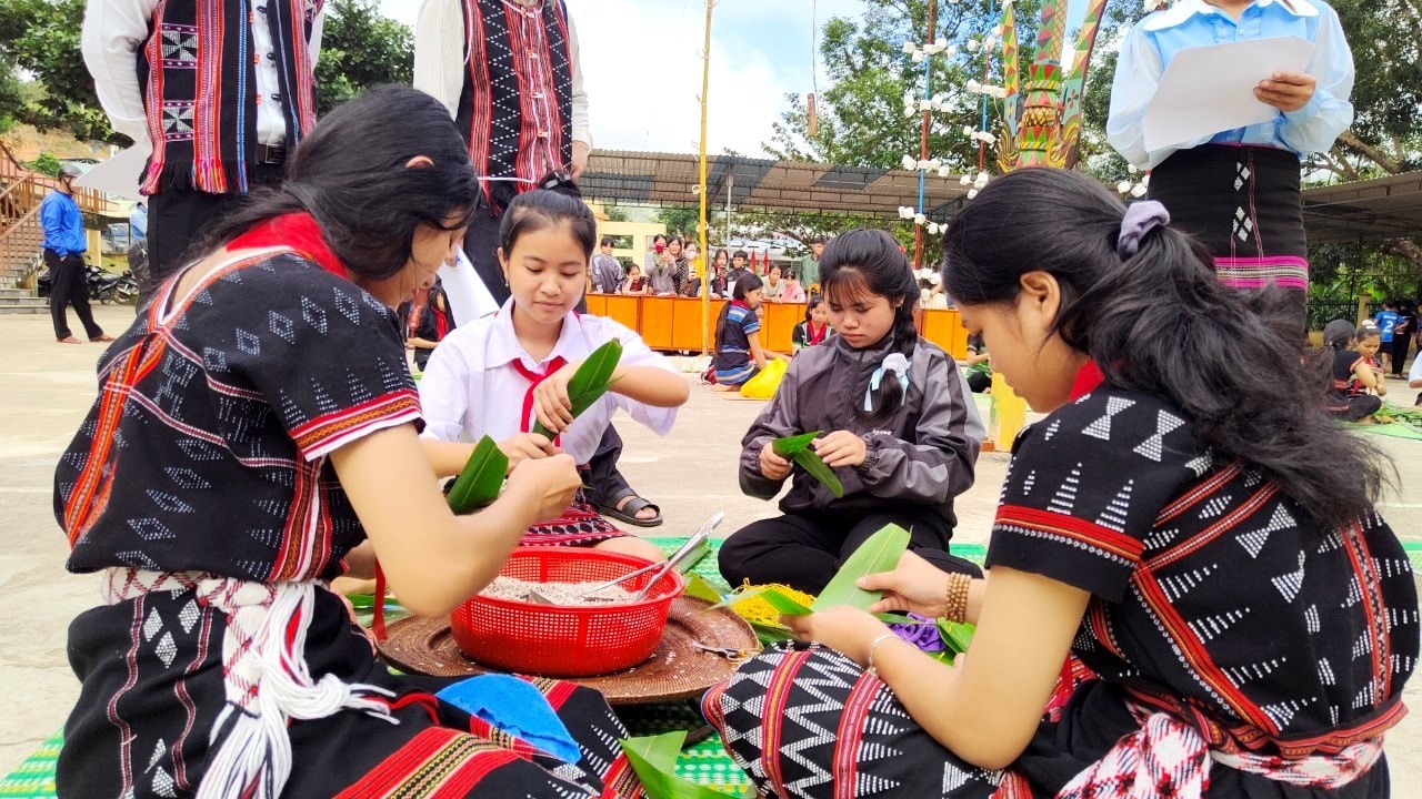 Học sinh hào hứng gói bánh sừng trâu. Ảnh: VA RA