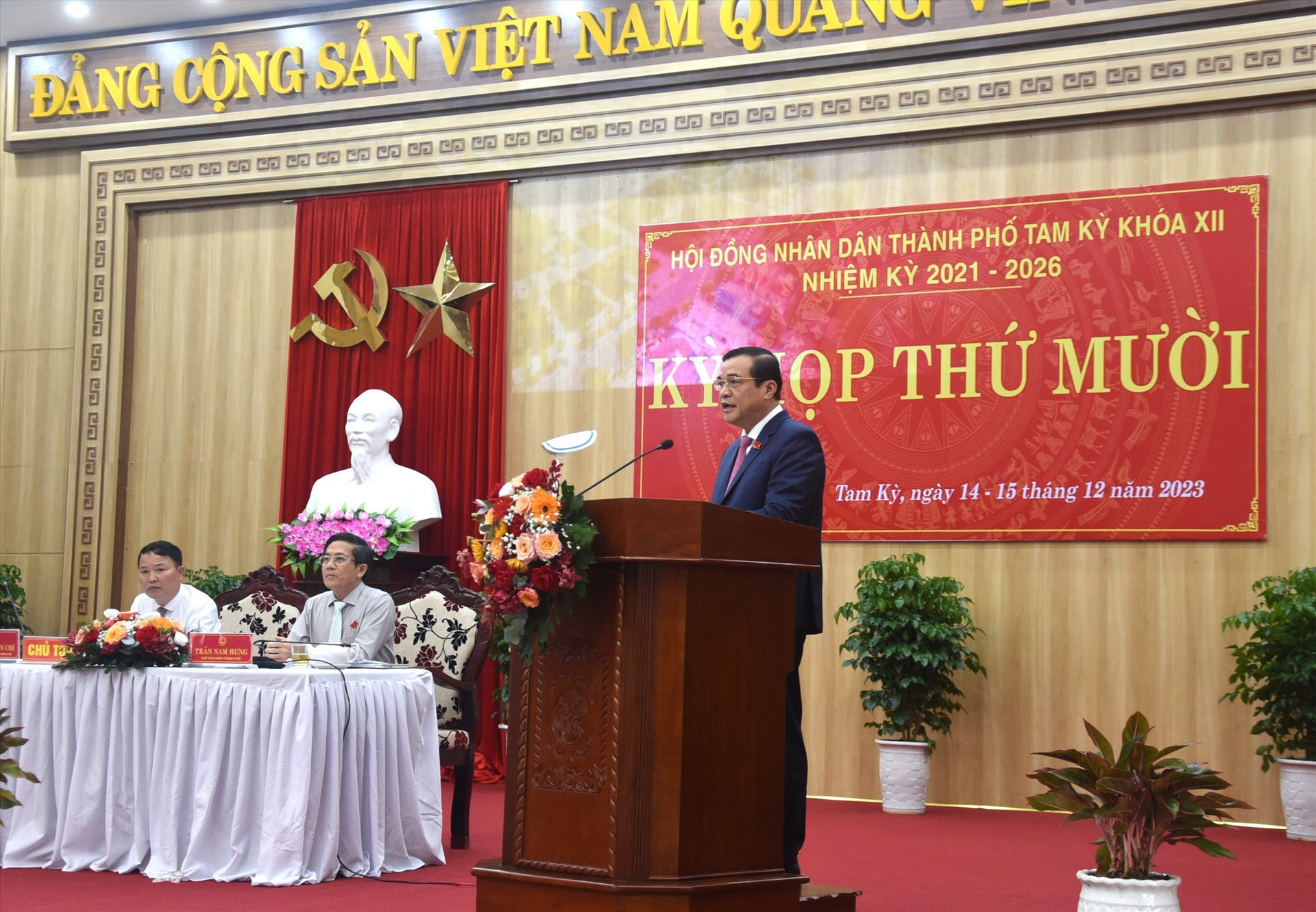 Bí thư Tỉnh ủy, Chủ tịch HĐND tỉnh Phan Việt Cường phát biểu tại kỳ họp thứ 10 HĐND Tam Kỳ. Ảnh: X.P