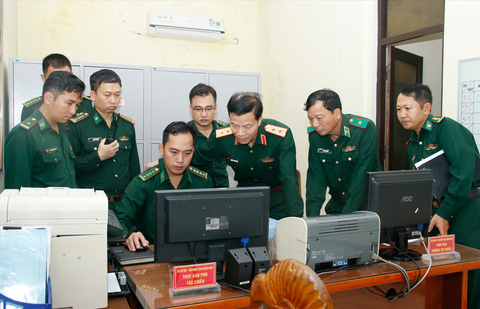 Trung tướng Nguyễn Trọng Bình kiểm tra hệ thống Giám sát tàu cá. Ảnh: HỒNG ANH